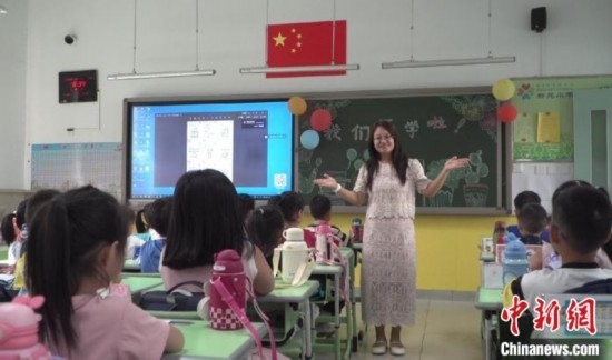 圖為衡水市新苑小學(xué)，老師正在給學(xué)生講開學(xué)第一課的內(nèi)容。王天祥 攝