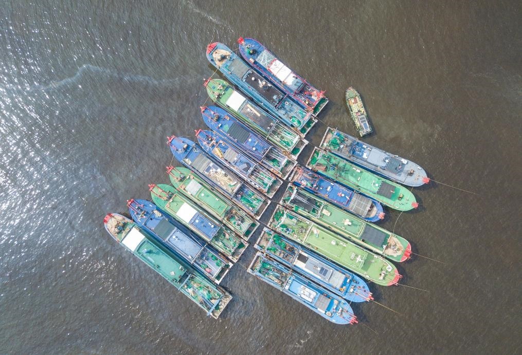 9月4日，船只在海南省?？谑行赂鄞a頭停靠避風(fēng)（無(wú)人機(jī)照片）。新華社記者 蒲曉旭 攝