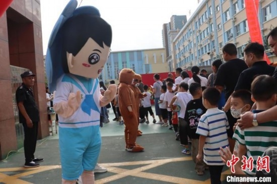 圖為衡水市新苑小學(xué)，老師穿上玩偶服裝歡迎新生入學(xué)。王天祥 攝