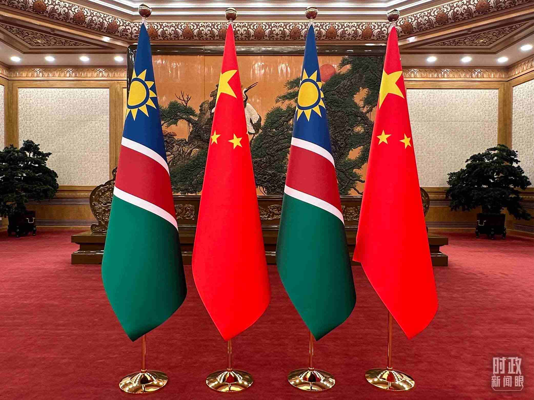  △雙邊會見現(xiàn)場的中國和納米比亞國旗。（總臺央視記者范一鳴拍攝）