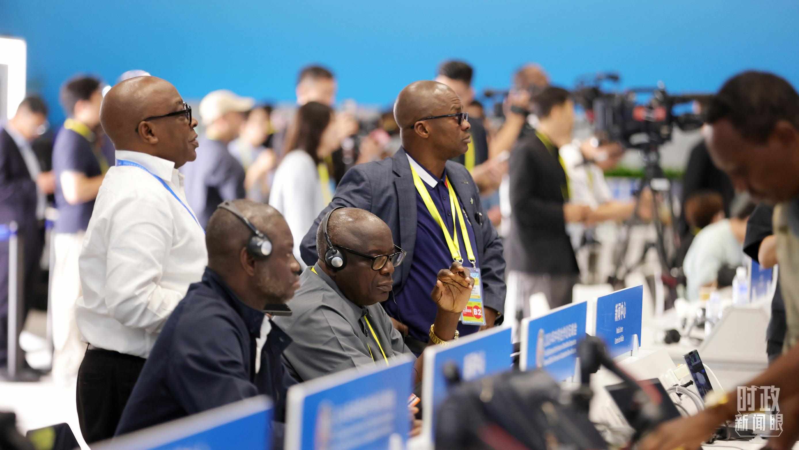  △媒體記者在人民大會堂和新聞中心參與峰會報道。（總臺央視記者范一鳴、魏幫軍拍攝）