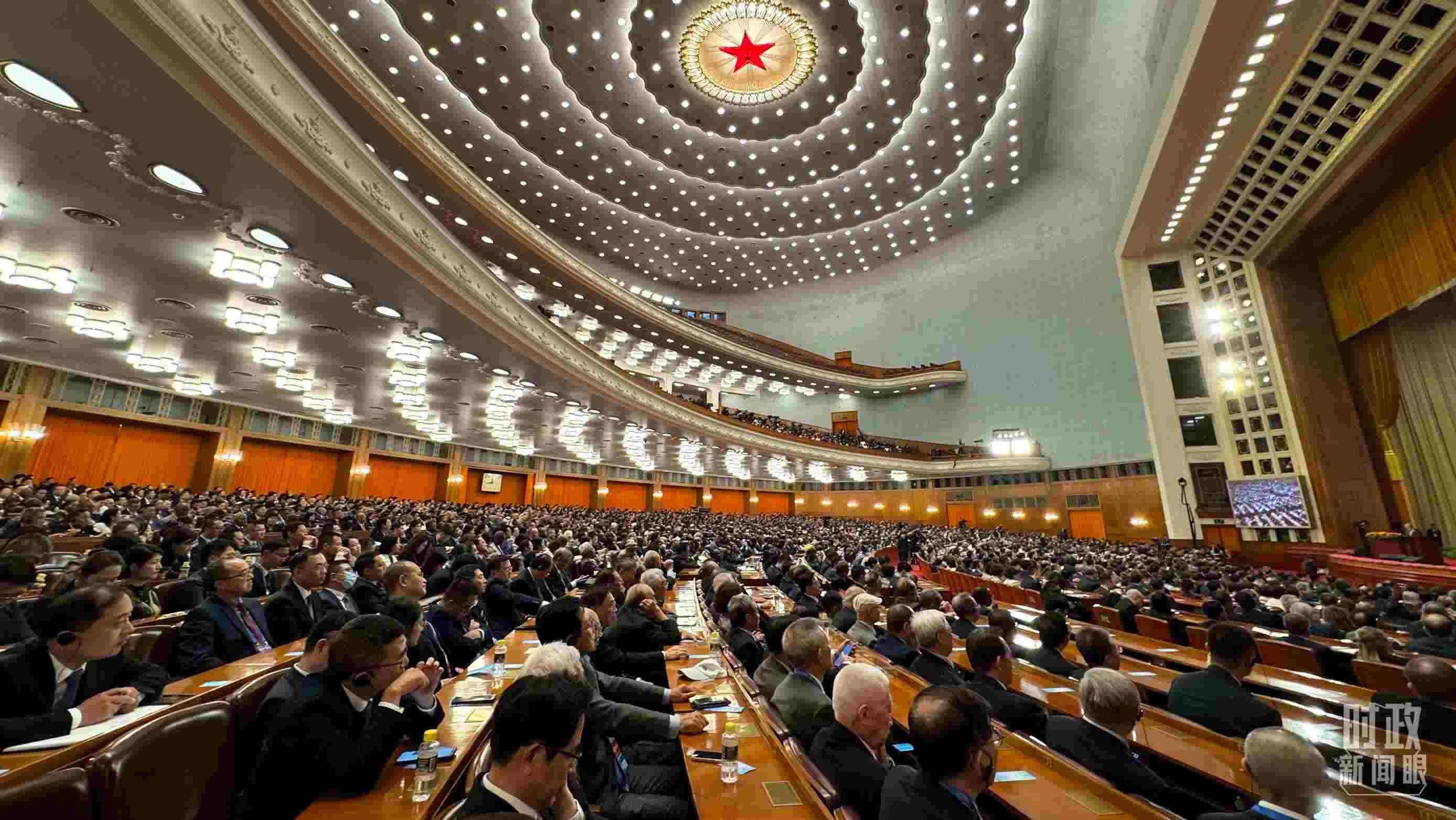  △中非合作論壇非方成員國國家元首、政府首腦、代表團團長及國際和地區(qū)組織負責人等中外各界人士3200余人出席開幕式。（總臺央視記者蔣碩拍攝）