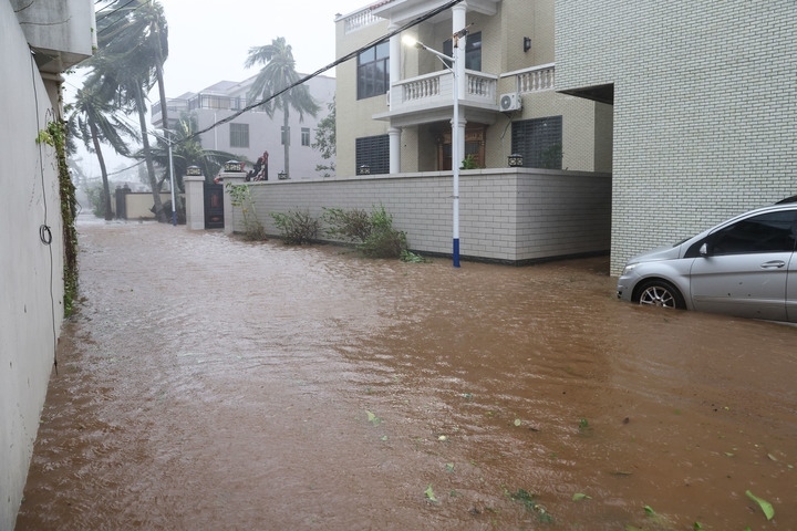 臺(tái)風(fēng)“摩羯”導(dǎo)致海南部分地區(qū)出現(xiàn)洪澇。新華社記者 張麗蕓 攝