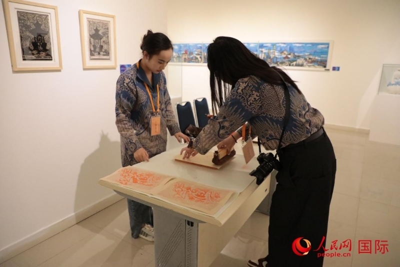 展覽現(xiàn)場的拓印技藝體驗(yàn)工坊。人民網(wǎng)記者曹師韻攝