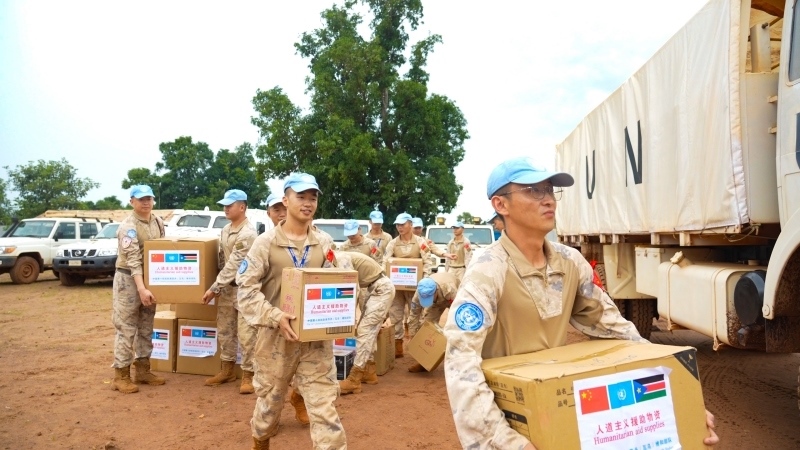 搬運援助物資。孫千攝