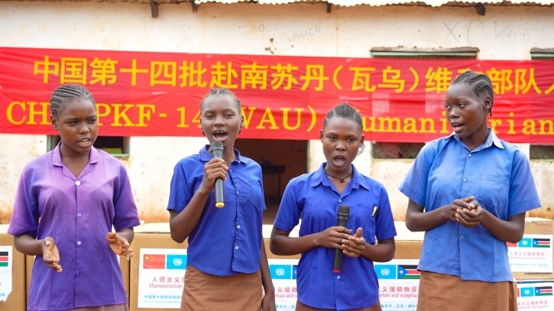 動聽的歌聲歡迎中國官兵。王軍杰攝