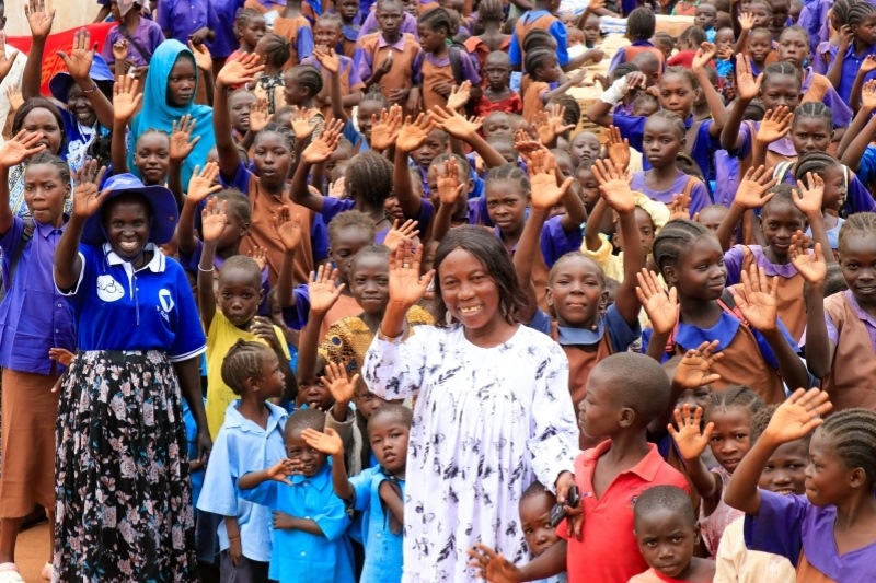 學校師生送別維和官兵。王軍杰攝
