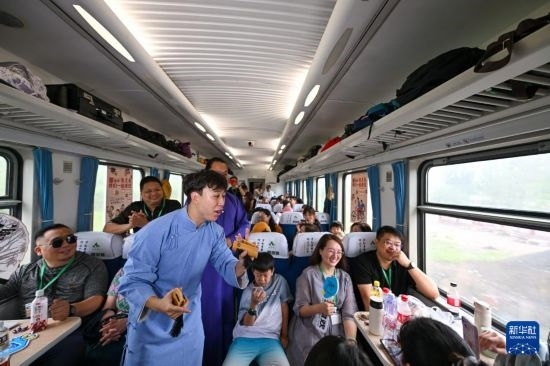 9月7日，相聲演員在S910列車上為旅客表演快板。