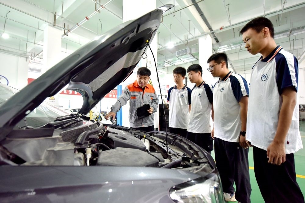 2024年6月7日，河北省邢臺(tái)市威縣職業(yè)技術(shù)教育中心教師在指導(dǎo)學(xué)生學(xué)習(xí)汽車維修技術(shù)。新華社記者 王曉 攝