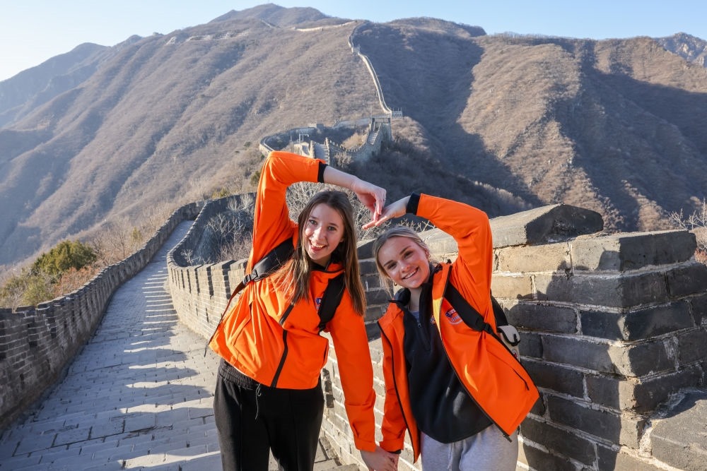 2024年3月20日，美國華盛頓州中學(xué)生代表團(tuán)的成員在北京慕田峪長城留影。新華社記者 殷剛 攝