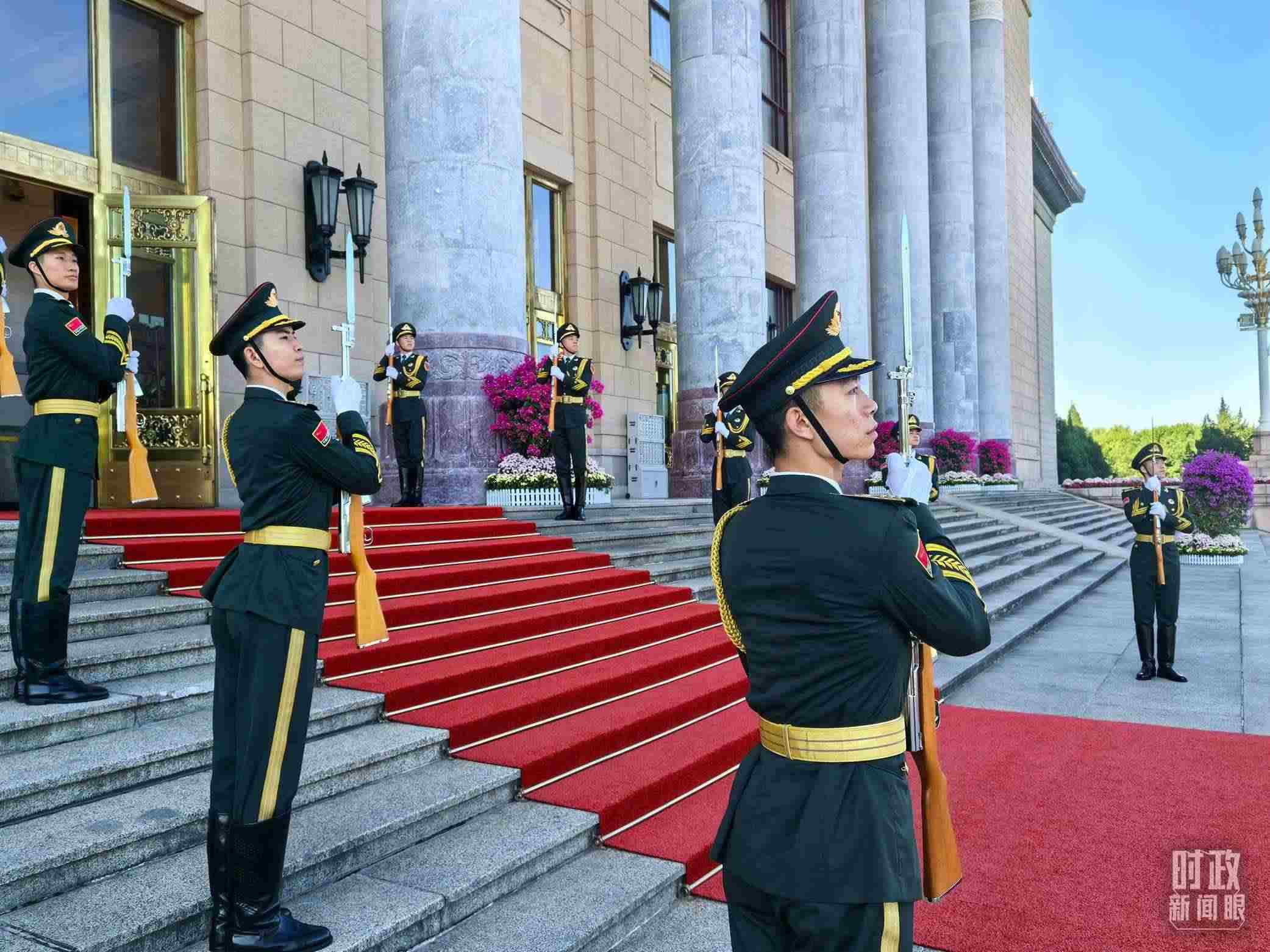 禮兵列隊(duì)迎接外賓。（總臺央視記者鐘銳拍攝）