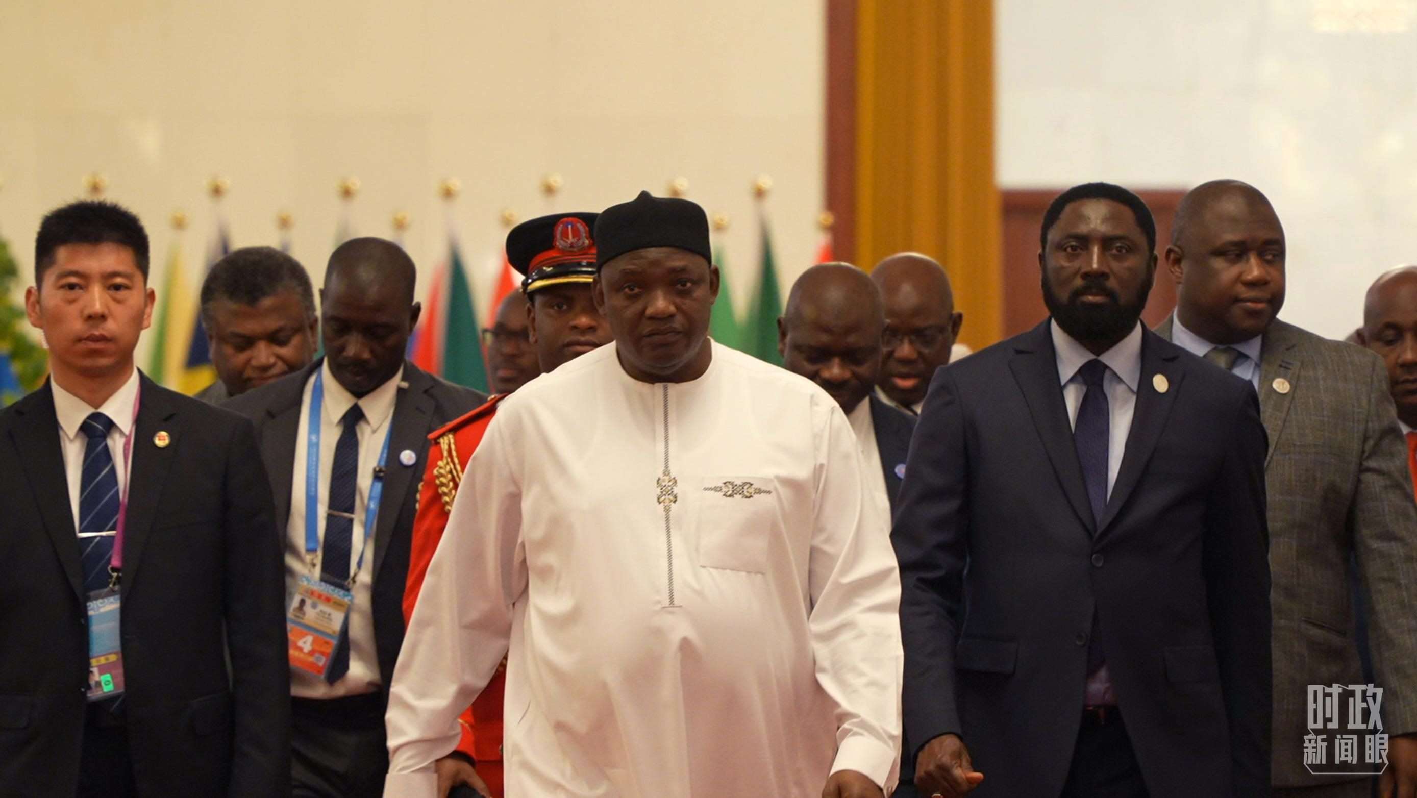 岡比亞總統(tǒng)巴羅走向會見廳。（總臺央視記者蔣碩拍攝）