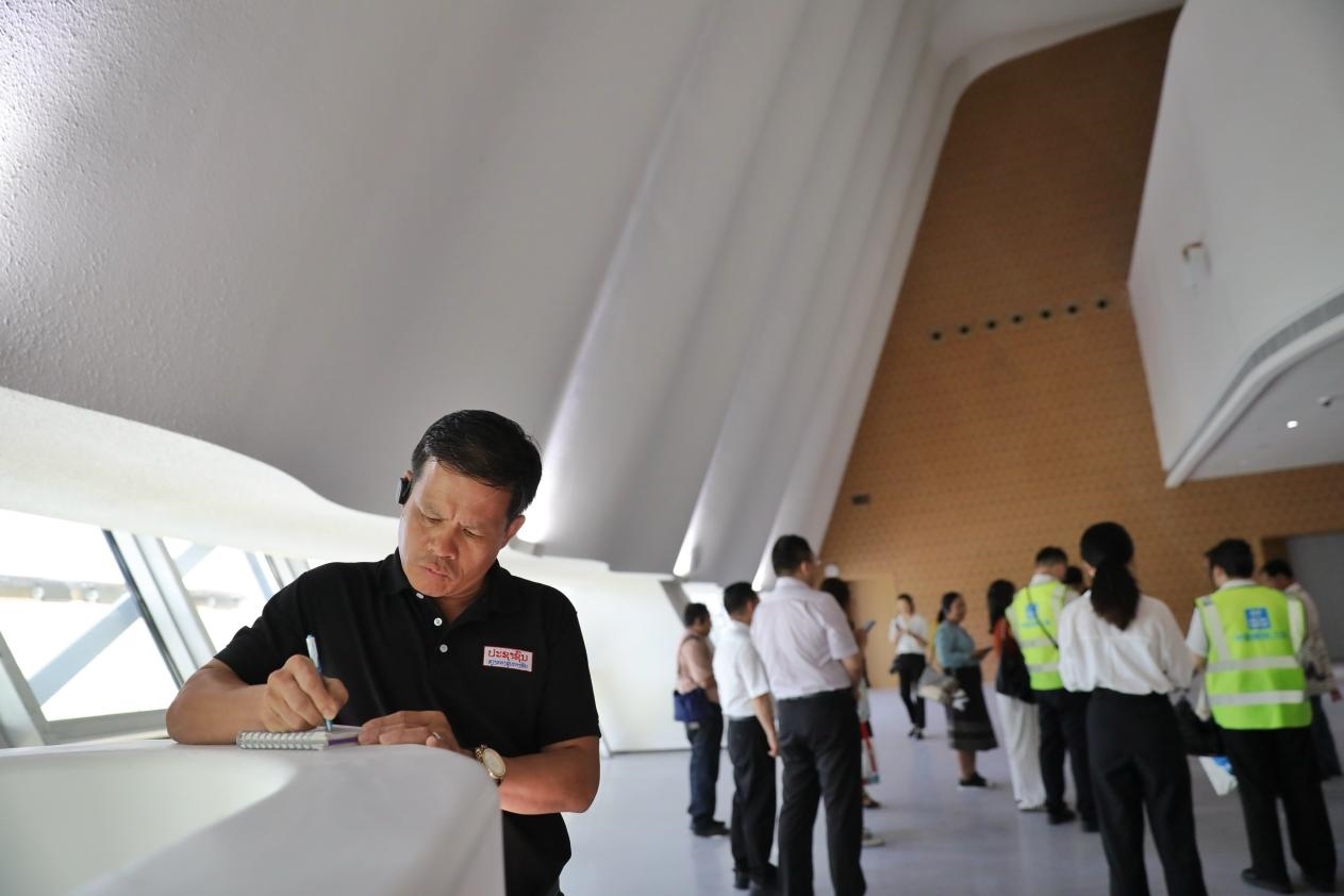 亞洲媒體考察團(tuán)參觀綜合劇場外墻?！吨袊?jīng)濟(jì)周刊》記者 肖翊攝