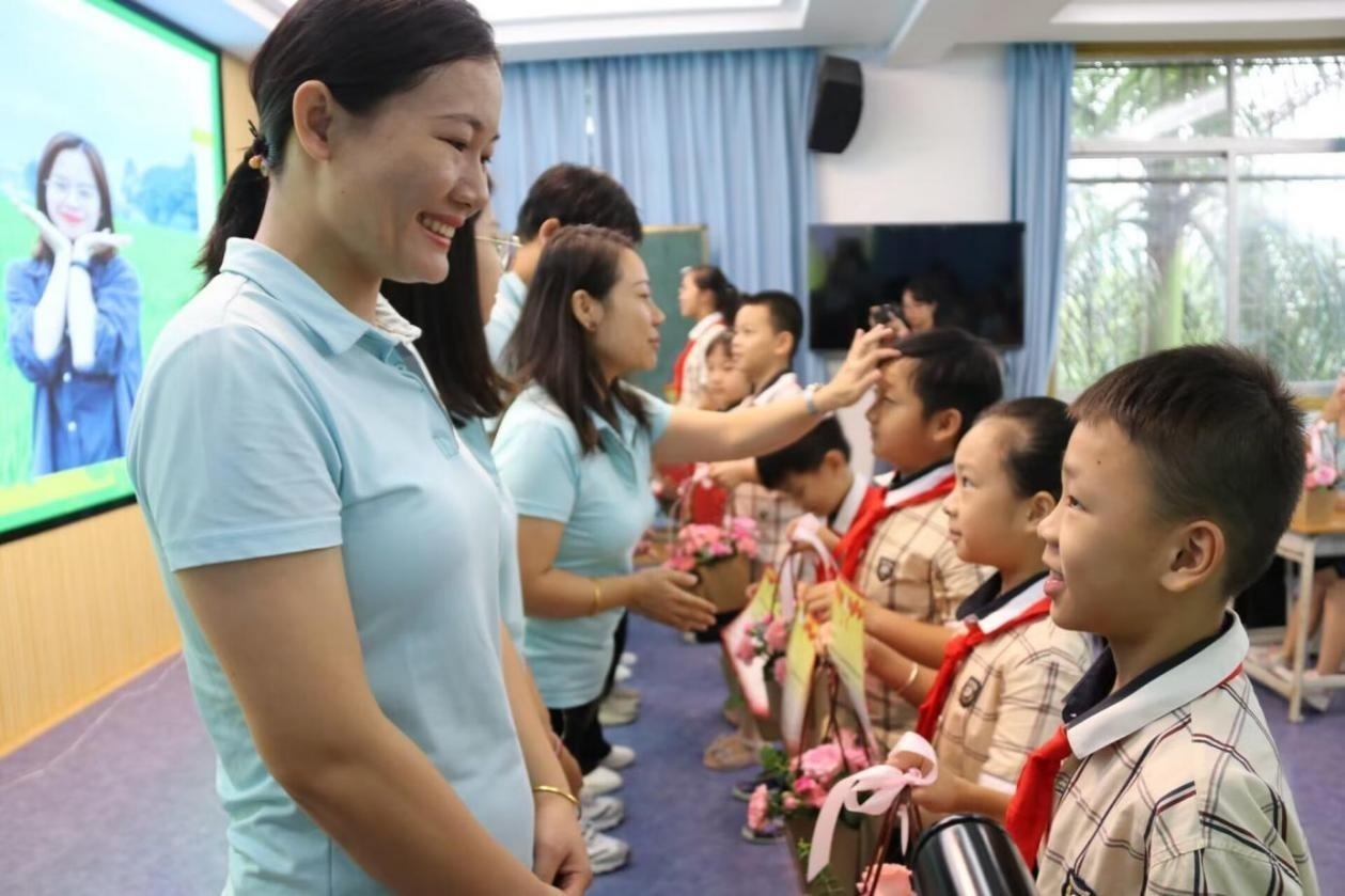 2023年教師節(jié)前，廣西南寧一所學(xué)校，學(xué)生向老師獻(xiàn)上鮮花、賀卡。