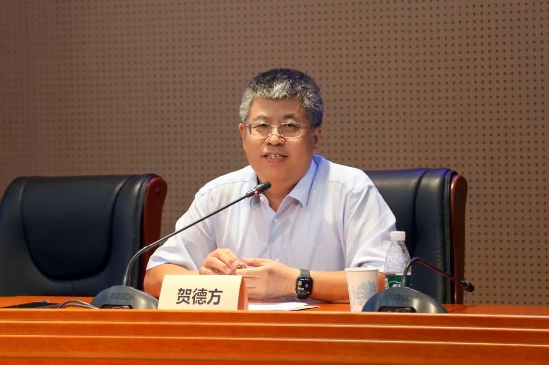 國(guó)務(wù)院參事、科技部原副秘書(shū)長(zhǎng)、中國(guó)科技評(píng)估與成果管理研究會(huì)理事長(zhǎng)賀德方致辭。主辦方供圖