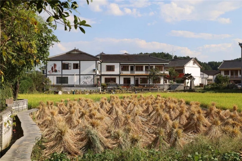 傳統(tǒng)的黔北村莊風(fēng)貌同現(xiàn)代民居元素相融合，人文風(fēng)光與生態(tài)自然風(fēng)景相結(jié)合，人與自然和諧共生。（俄羅斯《中國(guó)與俄羅斯》雜志社社長(zhǎng)奧列格·別列日內(nèi)赫攝）