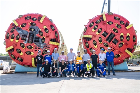 中外員工在盾構機前合影。中國電建供圖