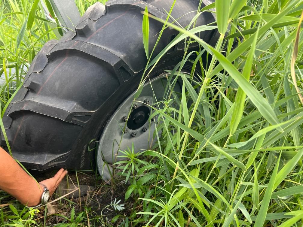 林甸縣一處大型噴灌設(shè)備癟了的輪胎。新華社記者董寶森攝