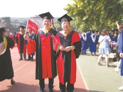 圖為李德仁(右)和學(xué)生肖雄武的合影。 肖雄武供圖