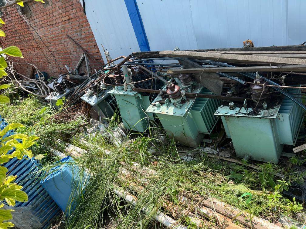 存放在農(nóng)戶家中的變壓器。新華社記者董寶森攝