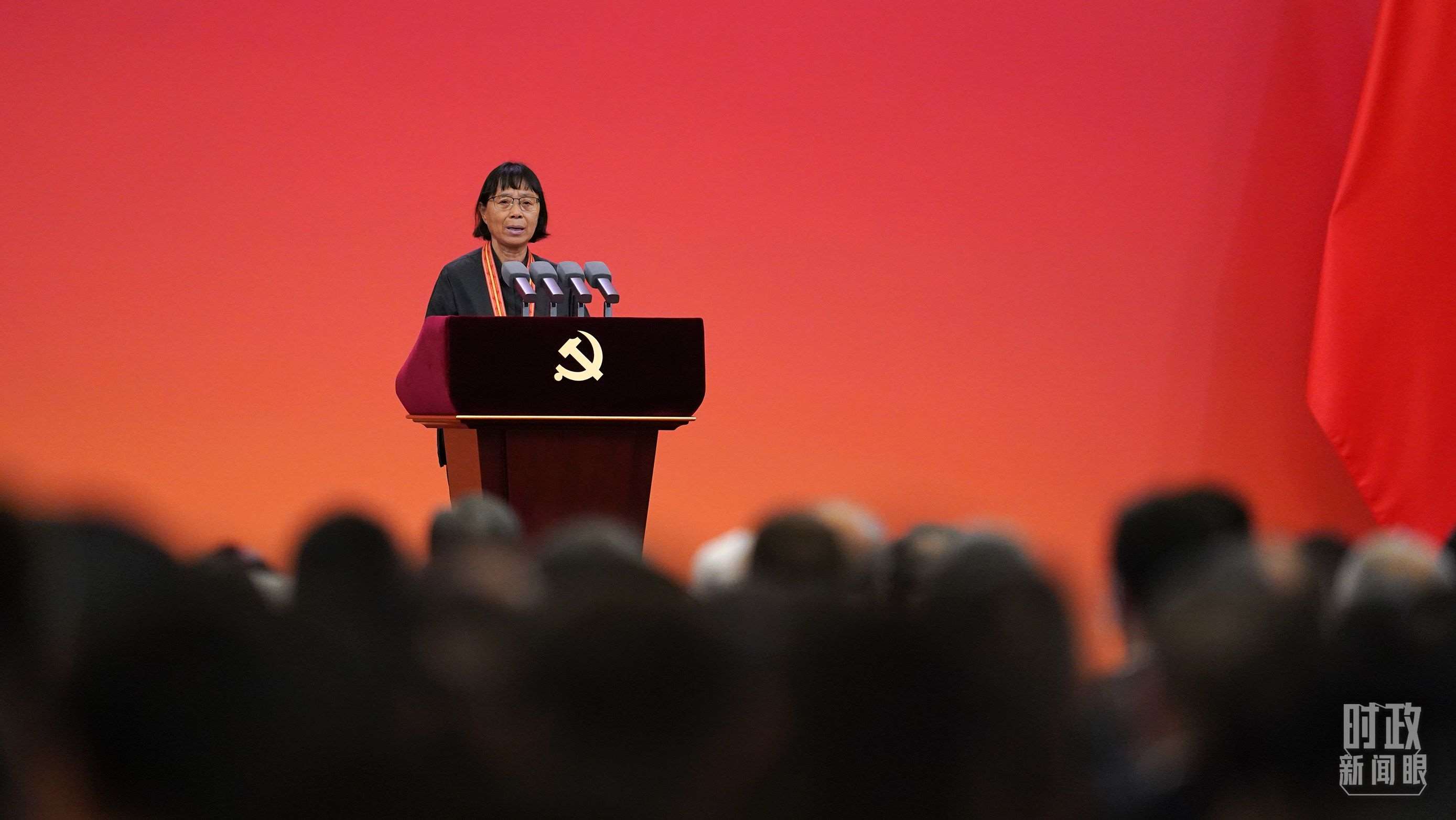  △2021年6月，幫助數(shù)千名貧困山區(qū)女孩圓夢大學(xué)的人民教師張桂梅，代表“七一勛章”獲得者發(fā)言。（總臺國廣記者李晉拍攝）
