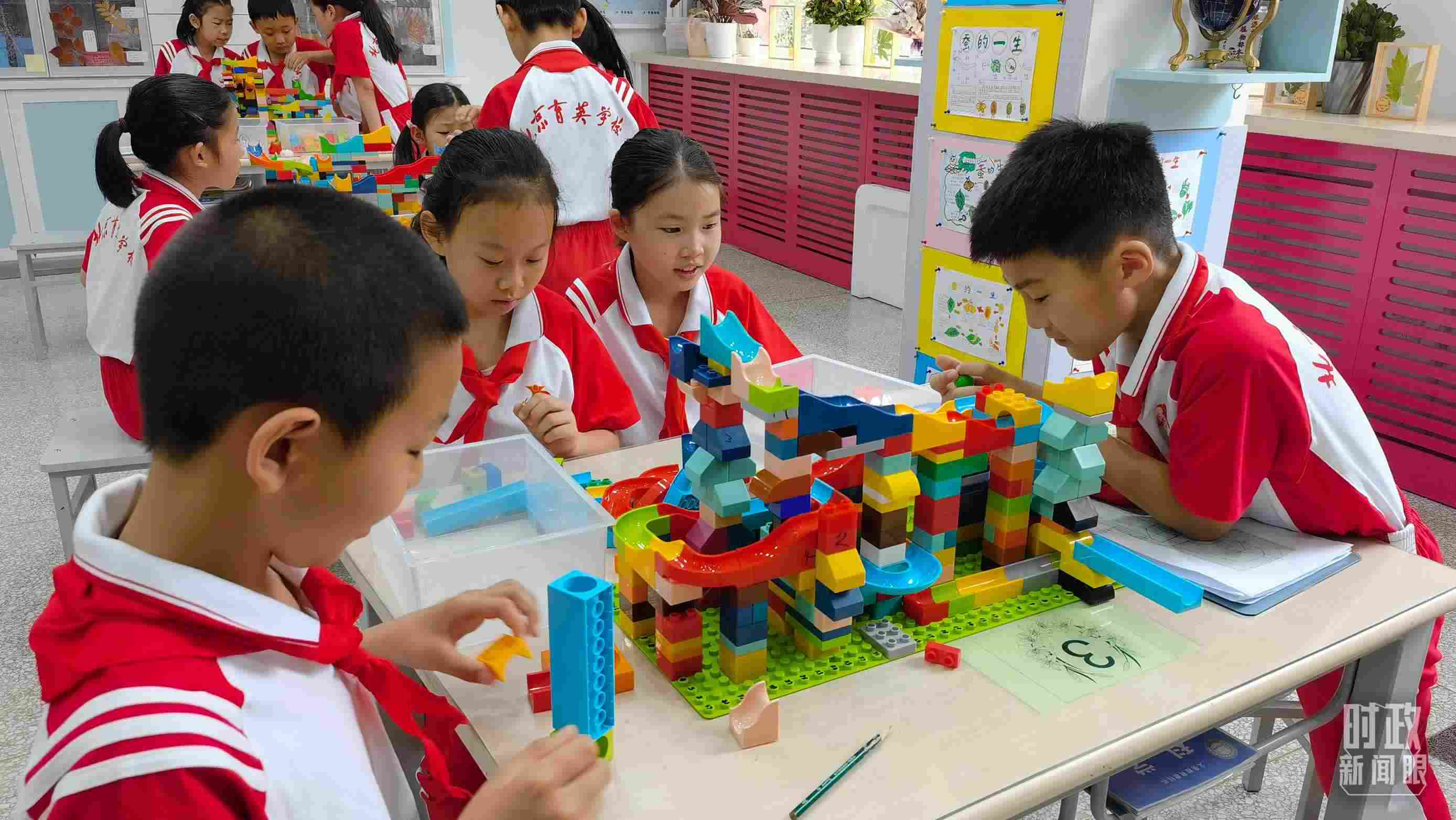  △這是北京育英學(xué)校的科學(xué)教室。2023年5月，習(xí)近平在這里調(diào)研時，希望同學(xué)們從小樹立“科技創(chuàng)新、強國有我”的志向。（總臺央視記者石丞拍攝）