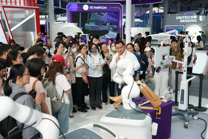 2024年9月11日，記者在服貿(mào)會首鋼園區(qū)健康衛(wèi)生服務(wù)館采訪。新華社記者 張晨霖 攝