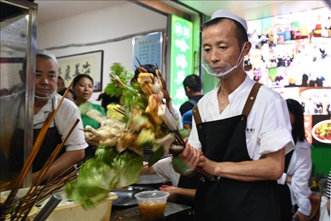 店員準(zhǔn)備制作天水麻辣燙。新華社記者 范培珅 攝