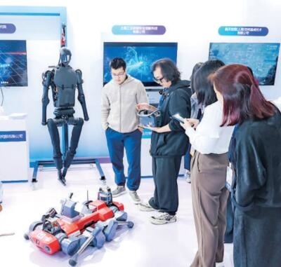 普陀區(qū)“中華武數(shù)”科創(chuàng)集市上，展位工作人員在向觀眾展示機器人。資料圖片