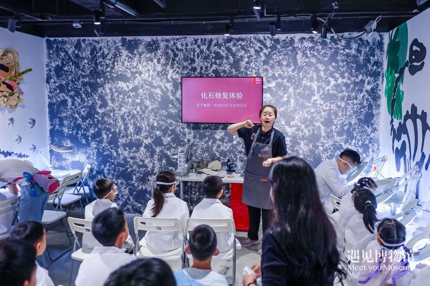 3. 小朋友們?cè)凇?億年的地球記憶——恐龍化石特展”體驗(yàn)當(dāng)“小小科學(xué)家”。遇見博物館供圖