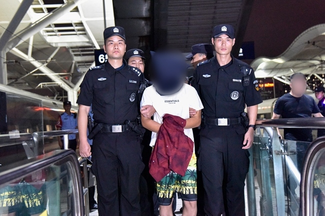 一名潛逃柬埔寨的犯罪嫌疑人被押解回國(guó)。公安部供圖