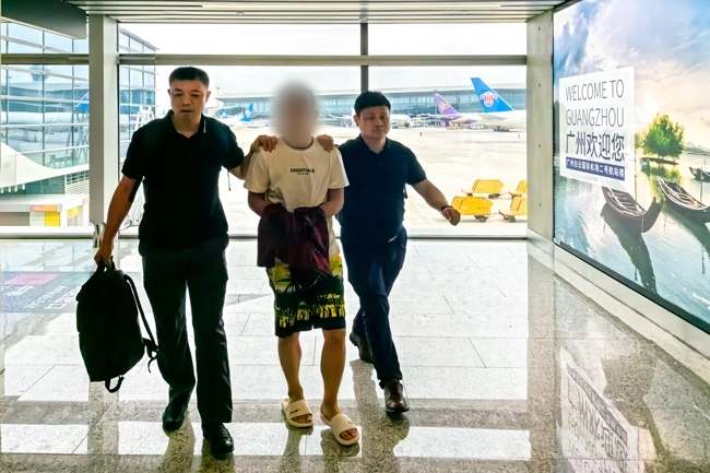 一名潛逃柬埔寨的犯罪嫌疑人被押解回國(guó)。公安部供圖