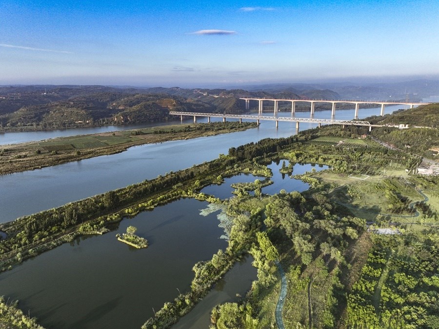 這是2023年8月28日在河南黃河濕地國(guó)家級(jí)自然保護(hù)區(qū)濟(jì)源段拍攝的景色（無(wú)人機(jī)照片）。新華社發(fā) 苗秋鬧 攝