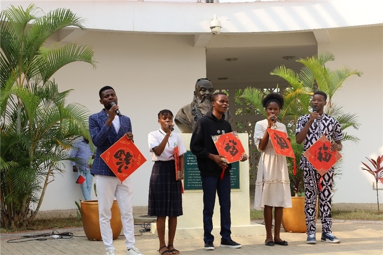 孔院學(xué)生演唱歌曲《故鄉(xiāng)的云》。內(nèi)圖大學(xué)孔子學(xué)院供圖