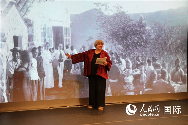 2、美國(guó)“鼓嶺之友”代表穆言靈講述友好故事。 人民網(wǎng)記者 李志偉攝