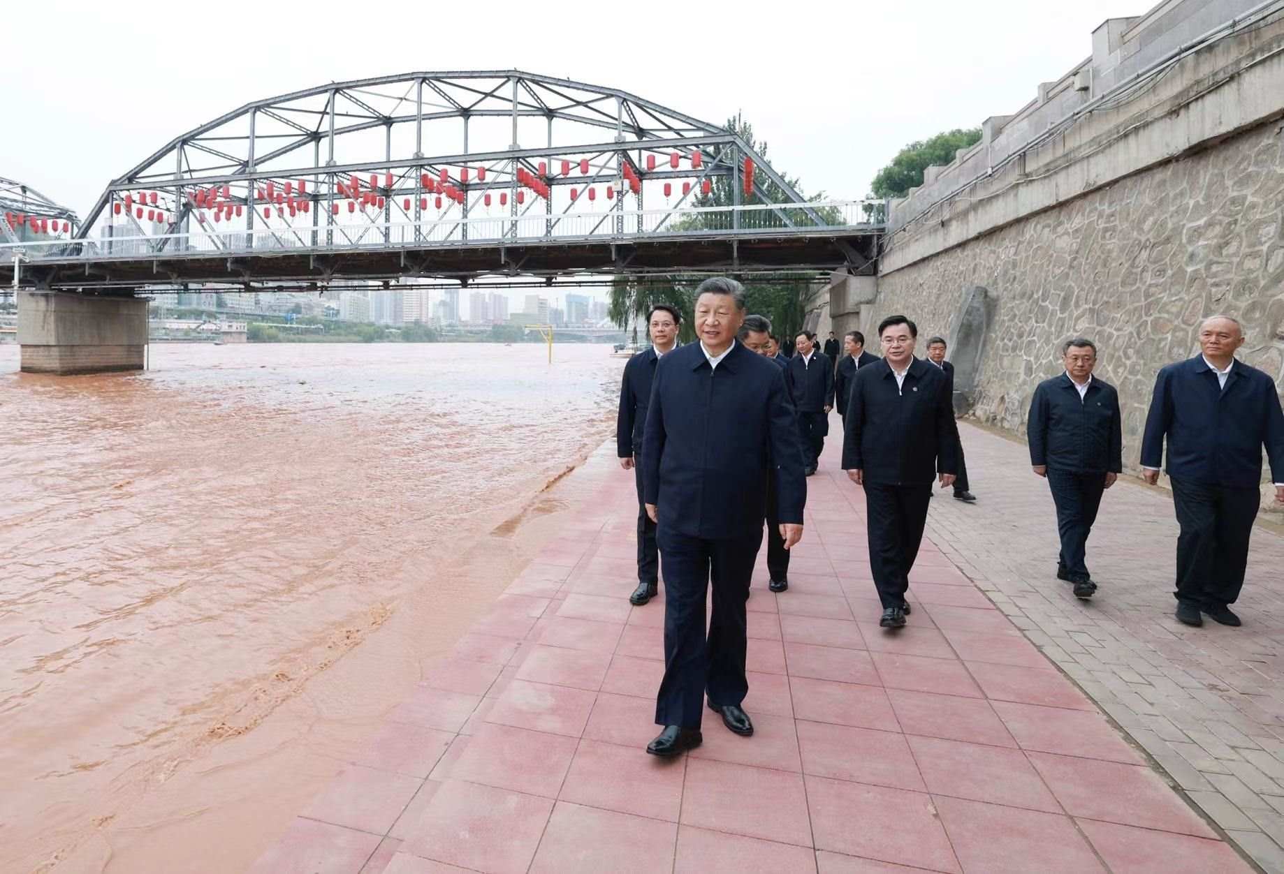 △9月11日下午，甘肅蘭州市黃河蘭州中山橋段，習(xí)近平總書(shū)記了解當(dāng)?shù)赝苿?dòng)黃河流域生態(tài)保護(hù)等情況。