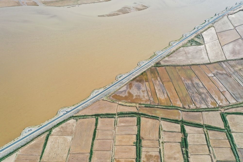 2024年5月26日在內(nèi)蒙古巴彥淖爾市臨河區(qū)拍攝的黃河（無人機(jī)照片）。巴彥淖爾市位于黃河“幾字彎”北端，擁有富饒的河套灌區(qū)，引黃灌溉面積達(dá)1000多萬畝。近年來，在引黃灌溉工程支撐下，河套灌區(qū)年均糧食總產(chǎn)量達(dá)60億斤以上。