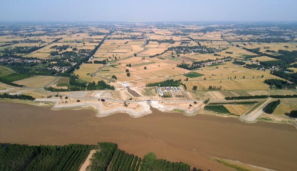 2024年6月19日，位于黃河高青段的馬扎子引黃閘開閘引水（無人機(jī)照片）。5月1日至6月18日，山東省累計(jì)啟用引黃閘63座，引黃河水量10.06億立方米，保障農(nóng)業(yè)灌溉需求。