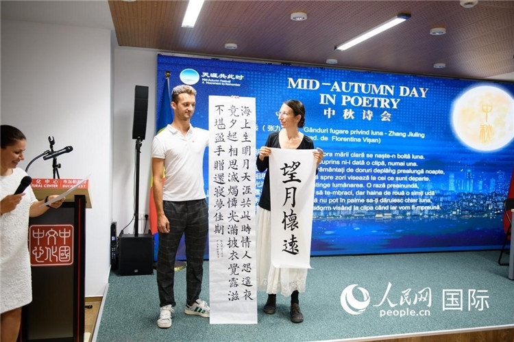 現(xiàn)場的羅馬尼亞書法愛好者書寫并展示作品。傅永山攝