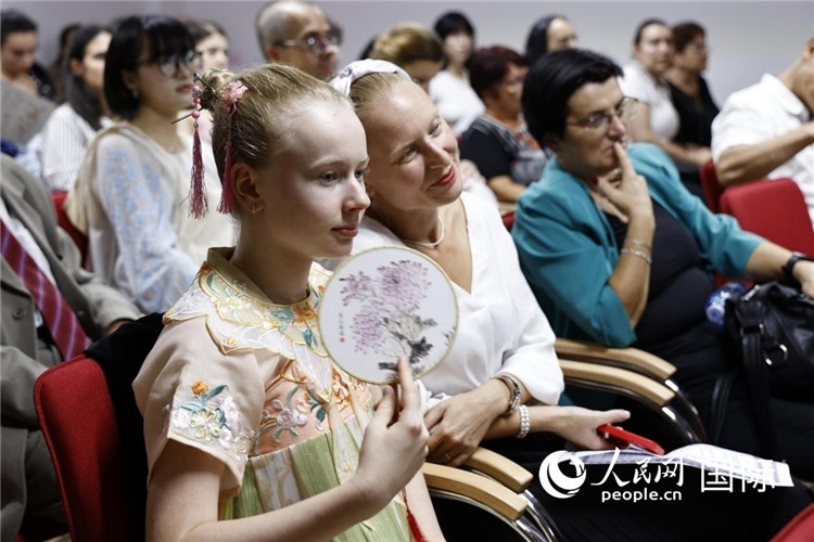 現(xiàn)在嘉賓觀看表演。傅永山攝