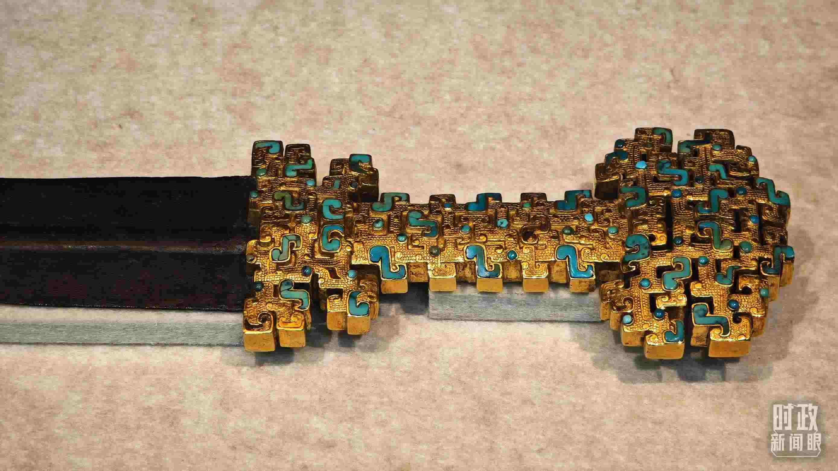 △這是1992年寶雞市益門二號墓出土的金柄鐵劍，劍柄嵌有綠松石。（總臺央視記者彭漢明拍攝）