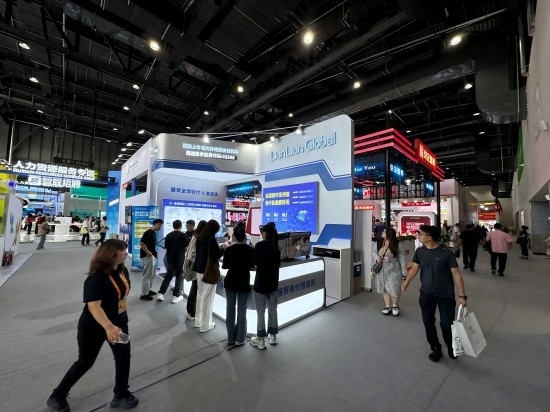 觀眾在展區(qū)了解相關(guān)金融服務(wù)。人民網(wǎng)記者 黃盛攝