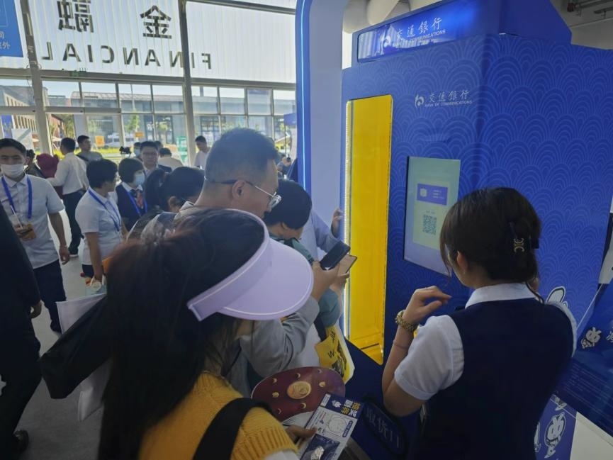 觀眾在金融服務(wù)展區(qū)體驗(yàn)數(shù)字人民幣購物。人民網(wǎng)記者 黃盛攝