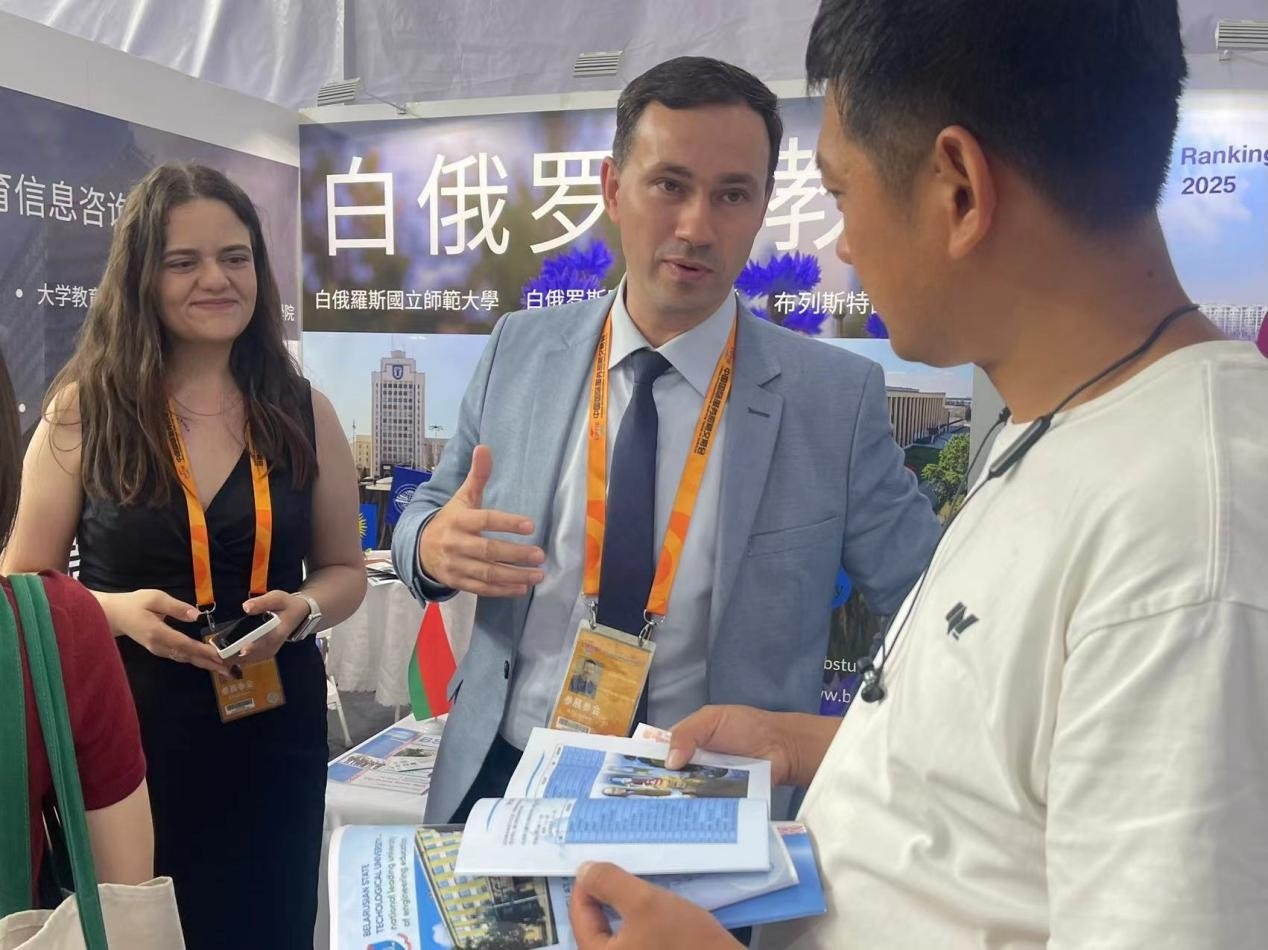 觀眾在展臺咨詢。人民網(wǎng)記者 何旭攝