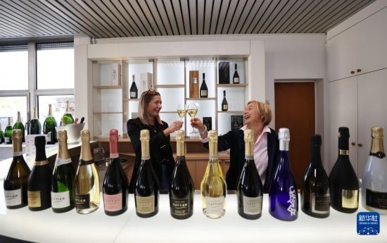 9月13日，在法國(guó)蘭斯附近的希尼萊羅斯，人們?cè)诩氧畞喛偛肯碛孟銠壘?。新華社記者 高靜 攝