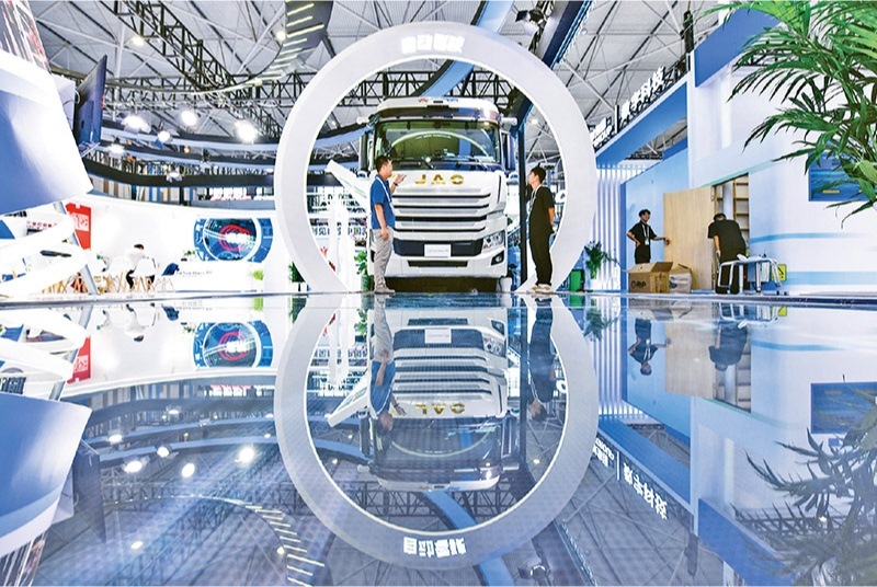 黨的二十屆三中全會提出，加快構(gòu)建促進(jìn)數(shù)字經(jīng)濟(jì)發(fā)展體制機(jī)制，完善促進(jìn)數(shù)字產(chǎn)業(yè)化和產(chǎn)業(yè)數(shù)字化政策體系。2024年8月28日至30日，2024中國國際大數(shù)據(jù)產(chǎn)業(yè)博覽會在貴州貴陽舉辦。圖為工作人員在介紹無人駕駛重型卡車。 新華社記者 楊文斌/攝