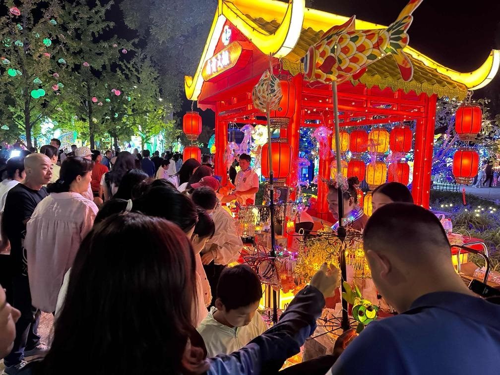 市民游客在2024年北京中秋國慶彩燈游園會上選購特色文創(chuàng)商品。新華社記者楊淑君 攝