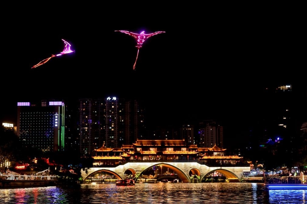 成都“夜游錦江”低空飛行裝置與游船伴飛。（唐斌治 攝）