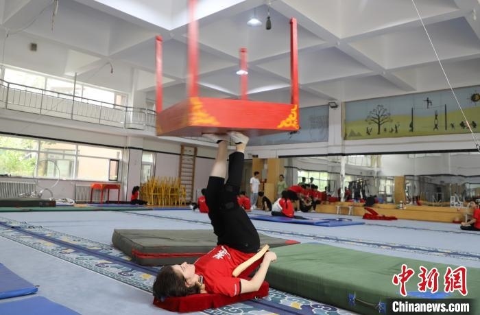 9月13日，美國雜技學(xué)員杰克正在中國“雜技之鄉(xiāng)”吳橋練習(xí)“蹬技”。 馬天龍 攝