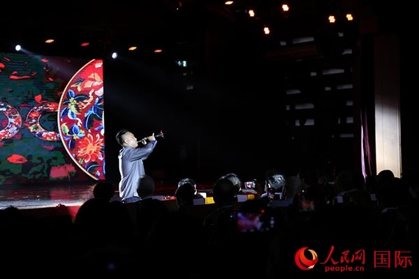 演出現(xiàn)場(chǎng)，演員帶來嗩吶獨(dú)奏《看秧歌》。人民網(wǎng)記者 楊一攝